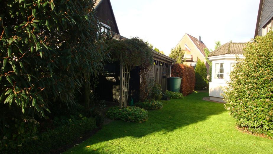Garten mit Carport