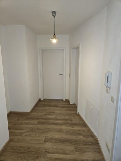 Freie, helle 2-Zimmer-Wohnung mit neuer Einbauküche und kleinem Wintergarten – Diele