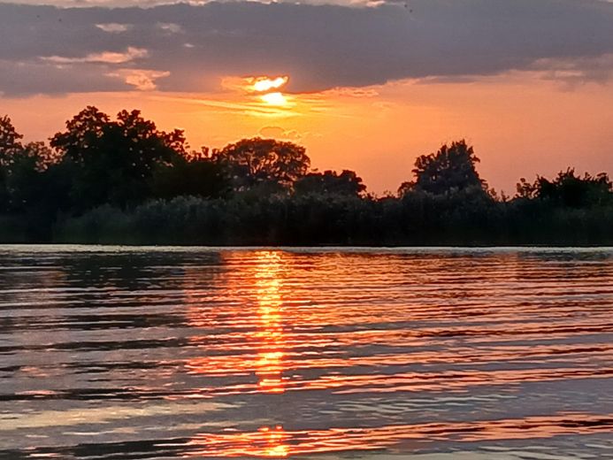 Traumlage Ketzin: Ihr Freizeit-Wassergrundstück mit Bungalow und Steg – Sonnenuntergang auf der Havel