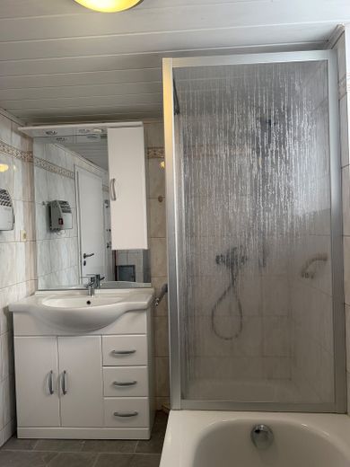 Dom jedno- lub dwurodzinny z pompą ciepła – bez prowizji – – Badezimmer EG