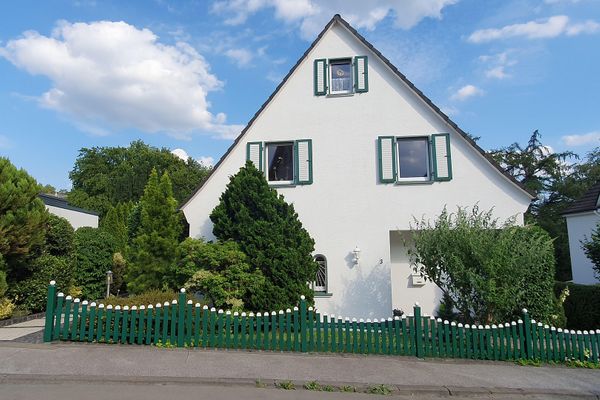 Remscheid Süd'de ek daireli, havuzlu ve büyük bahçeli müstakil ev