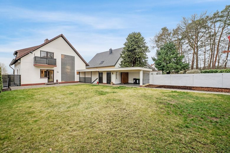 Haus Rückansicht und Garten