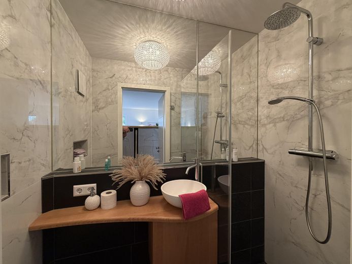 Regendusche und WC im EG