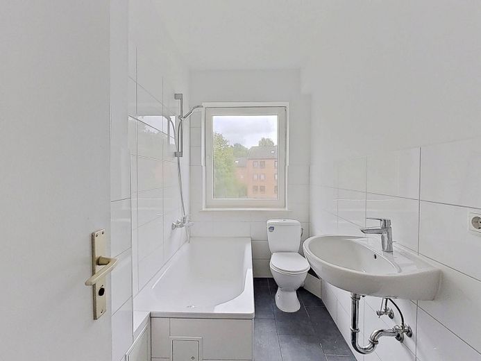 Moderne 3-Zimmer-Wohnung mit EBK und Wannenbad – Ansicht I: Bad