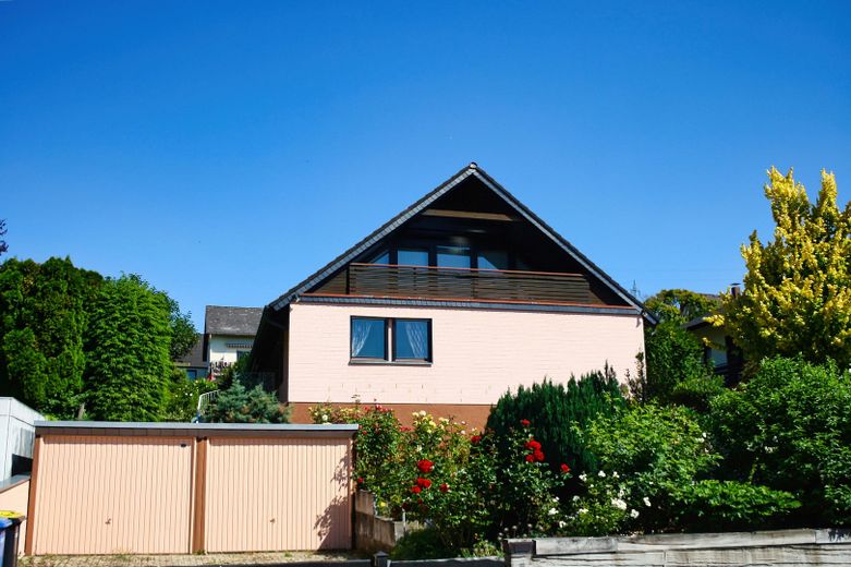 Villa unifamiliare ben tenuta con garage doppio su terreno soleggiato – Straßenansicht
