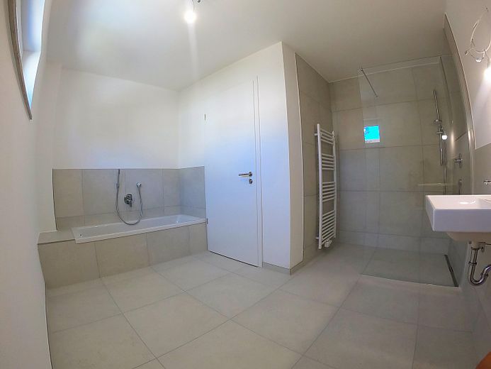 Moderno appartamento al piano terra con giardino e seminterrato - Prima occupazione! Disponibile da subito! – Badezimmer 