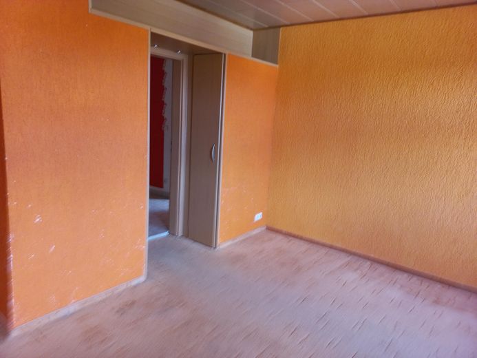 Wohnzimmer mit Einbauschränken
