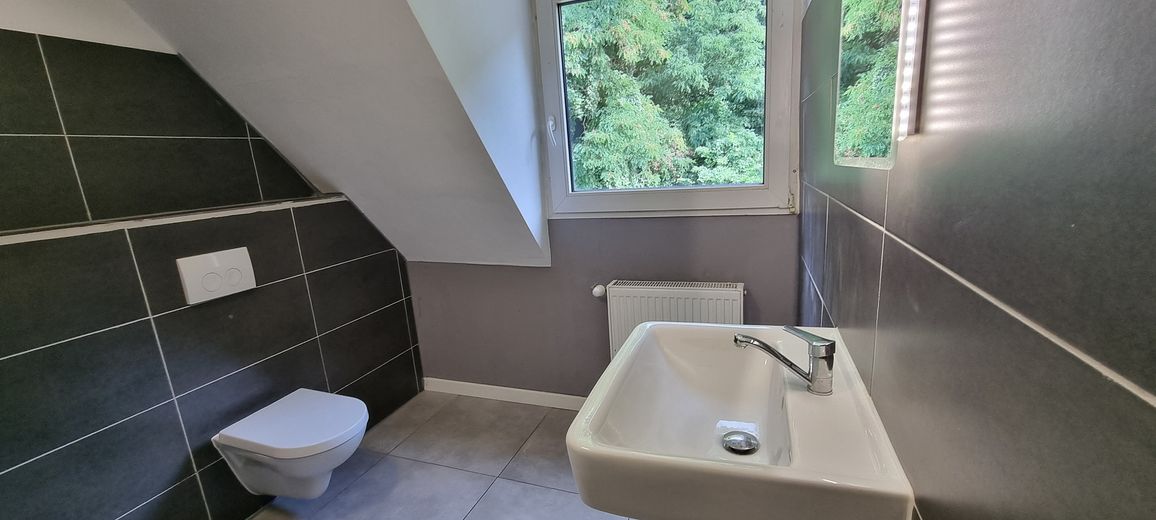 Sehr schöne teilmöblierte 4 Zimmer 103 qm DG Maisonette Wohnung mit EBK, Balkon usw. – Weiteres Badezimmer (WC) oben