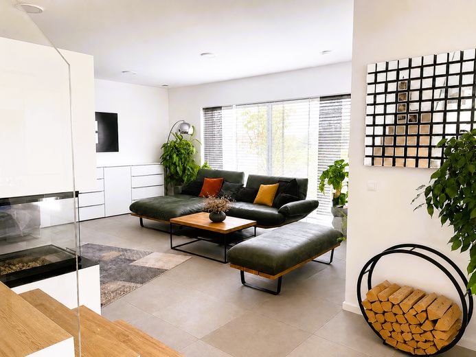 Esclusiva casa unifamiliare KFW 40+ con appartamento indipendente e ampio giardino – Wohnzimmer mit Kamin