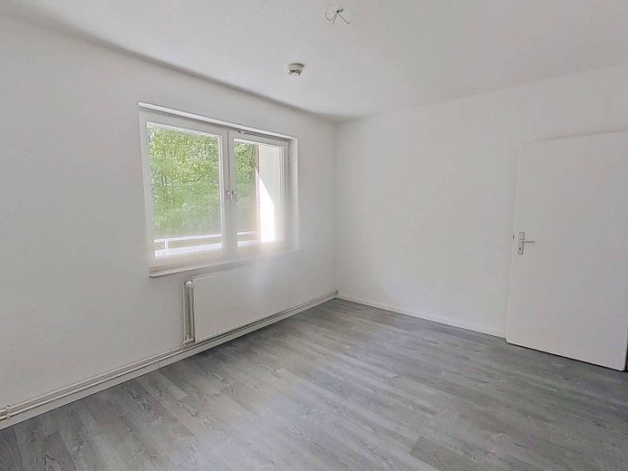 **FRISCH RENOVIERT** Helle 3-Zimmer-Wohnung mit BALKON und modernem Wannenbad – Ansicht II: Schlafzimmer II