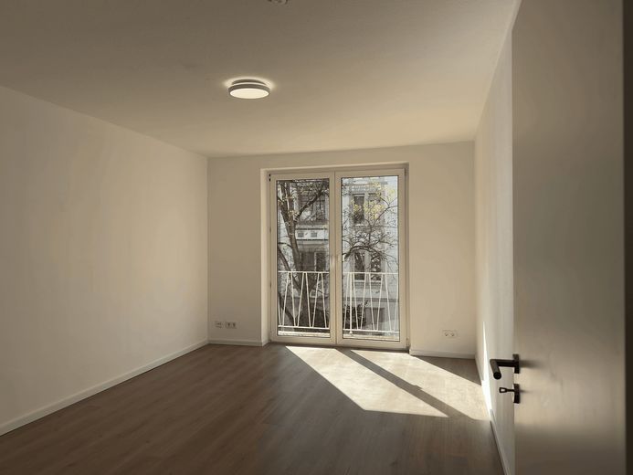 Modernisierte 2-Zimmer Wohnung mit Balkon im begehrten Rheingauviertel Wiesbaden – Wohnzimmer