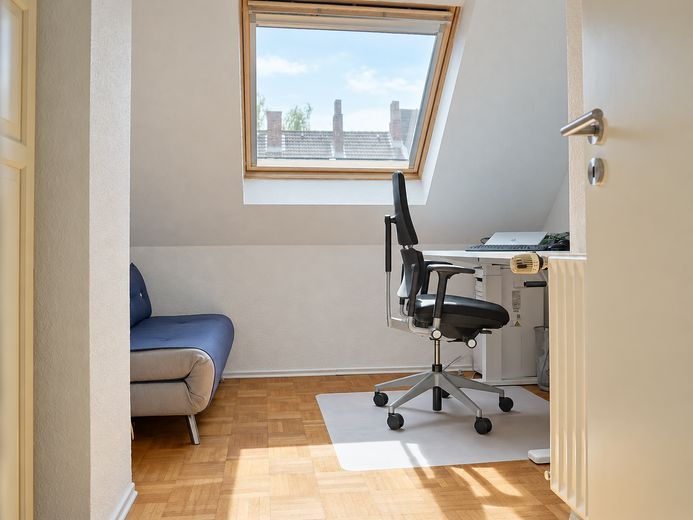 Umfangreich modernisierte 4-Zimmer-Wohnung mit großem Balkon + ca. 30qm2 Dachboden im Moltkeviertel – Büro