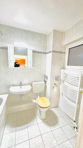 Helle 2-Zimmer-Wohnung mit Südbalkon, Weitblick und TG nahe MHH – Bad