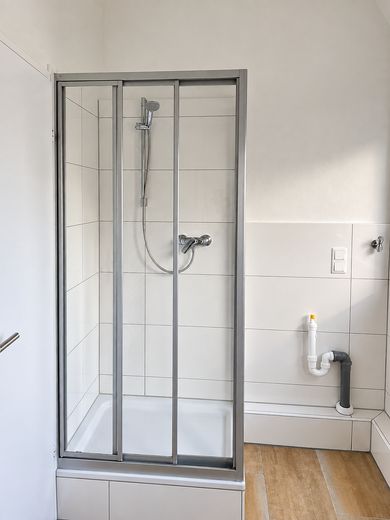 3 habitaciones, balcón y vistas al castillo: vivienda de alta calidad completamente renovada en Königstein – Duschkabine