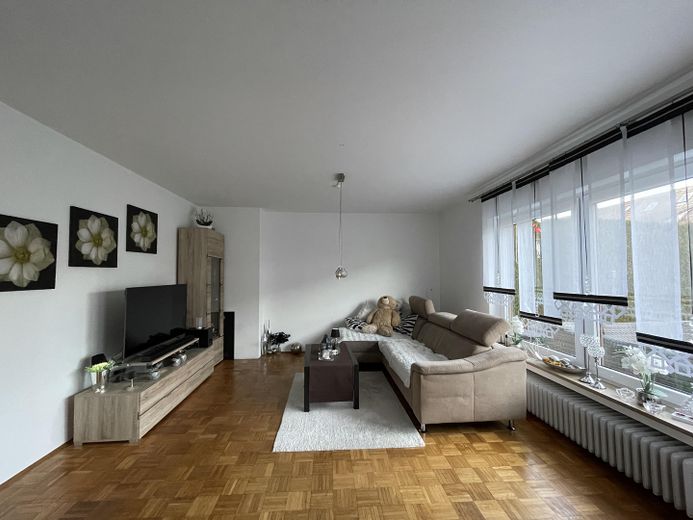 Doppelhaushälfte mit großem Garten & Ausbaupotenzial im Musikerviertel Geretsried – Wohnzimmer
