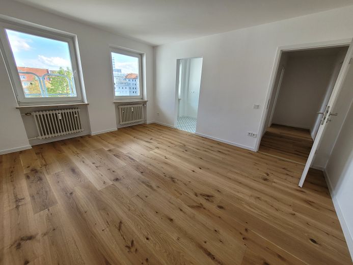 Sonniges Apartment nähe Tegernseer Platz (bezugsfrei) – Großer Wohn-Schlafraum