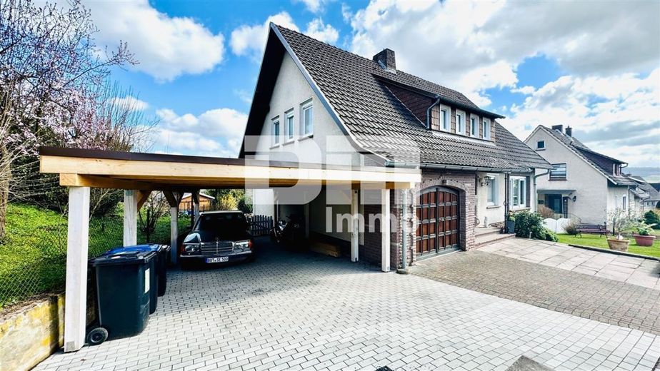 Umfangreich saniertes Ein- bis Zweifamilienhaus in idyllischer Ortsrandlage – Frontansicht / Carport