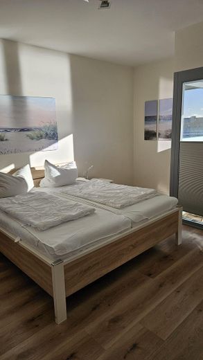 Schlafzimmer links