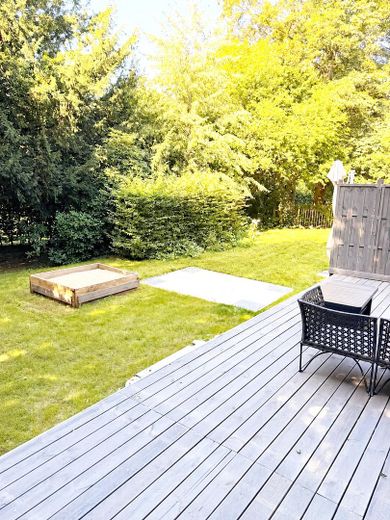 समय-सीमित आवास – छत वाली बड़ी, पूरी तरह से नवीनीकृत अपार्टमेंट – Terrasse rückseitig Ansicht 2