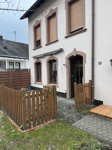 Fell a.d. Mosel - seniorengerechte EG Wohnung - 2 Zi-Kü-Bad und Terrasse – DB1 Vorgarten mit Terrasse
