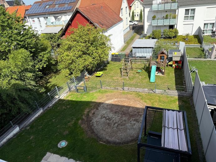 Neuwertige Doppelhaushälfte in schöner Lage – Gesamtansicht Garten