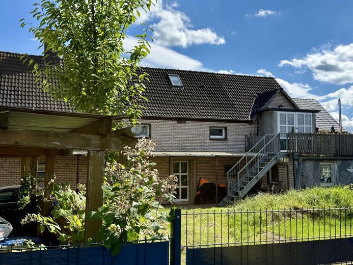 Fröndenberg-Ardey: Attraktives und solides Wohnhaus in Privatstraße mit drei vermieteten Einheiten! – Ansicht Wohngebäude