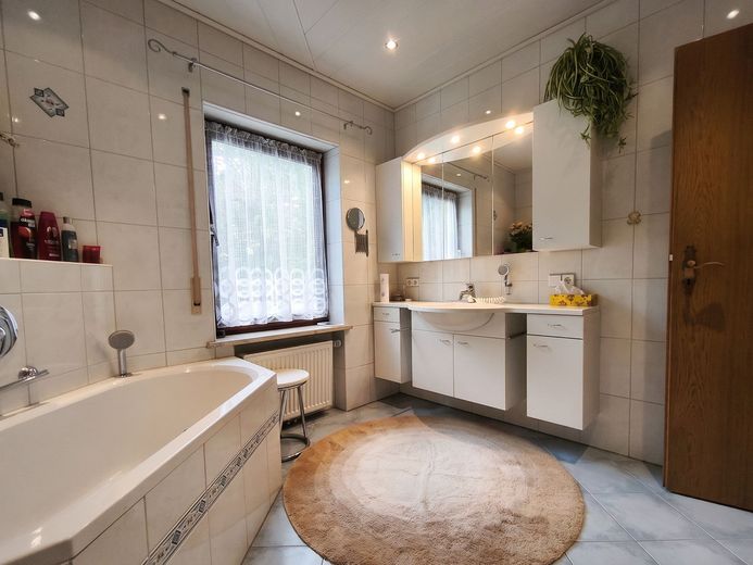 6-Zimmer-Einfamilienhaus in Ruderting mit Pool & Blick ins Grüne – Foto 24