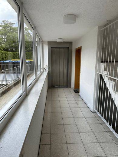 Großzügiges Wohnen mit Balkon: Gepflegte Eigentumswohnung inklusive EBK – Treppenhaus und Flur zur Wohnung