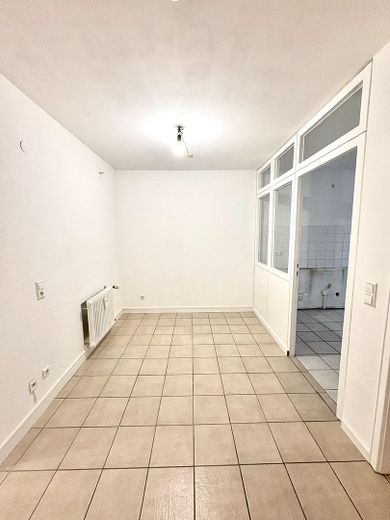 विशाल 4,5-कमरे का अपार्टमेंट | 92 m² | नई रसोई और स्नानघर | 2 बालकनी | गैराज – Essecke