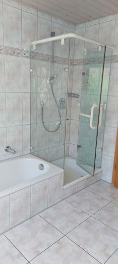 Geräumiges Reihenendhaus in WN-Neustadt mit Fernblick – Bad 1. OG