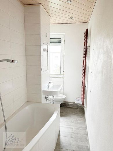 ***CHARMANTE EIGENTUMSWOHNUNG IN GEPFLEGTER WOHNANLAGE*** - Ideal für Eigennutzer und Kapitalanleger – Tageslichtbad mit Raumsparwanne, Toilette, Waschtisch und Handtuchheizkörper