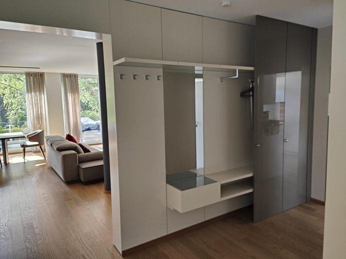 Designer Maisonette-Wohnung nähe Zoopark mit Blick ins Grüne, Fussbodenheizung, Kamin, Terrasse – Flur unten