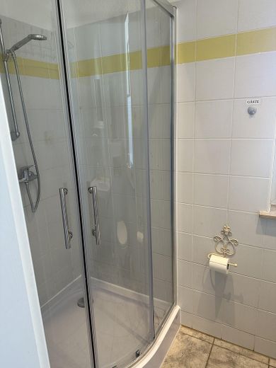 Dusche-Gäste WC