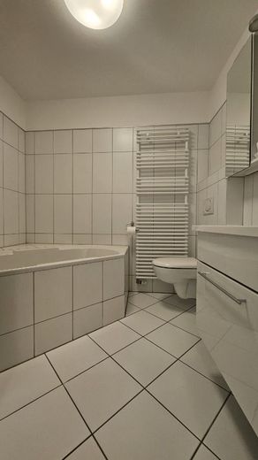 *** hell &amp; großzügig *** Lichtdurchflutete isarnahe Wohnung in der Au – Badezimmer mit Wanne und Dusche