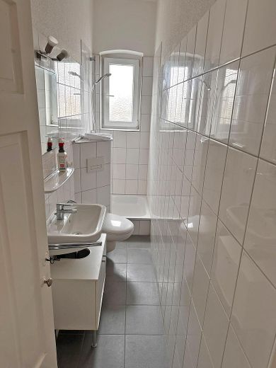 Renovierte Altbauwohnung: 2 Zimmer + neue EBK in Hinterhauslage nahe Mendelssohnplatz/ KIT – Tageslichtbad