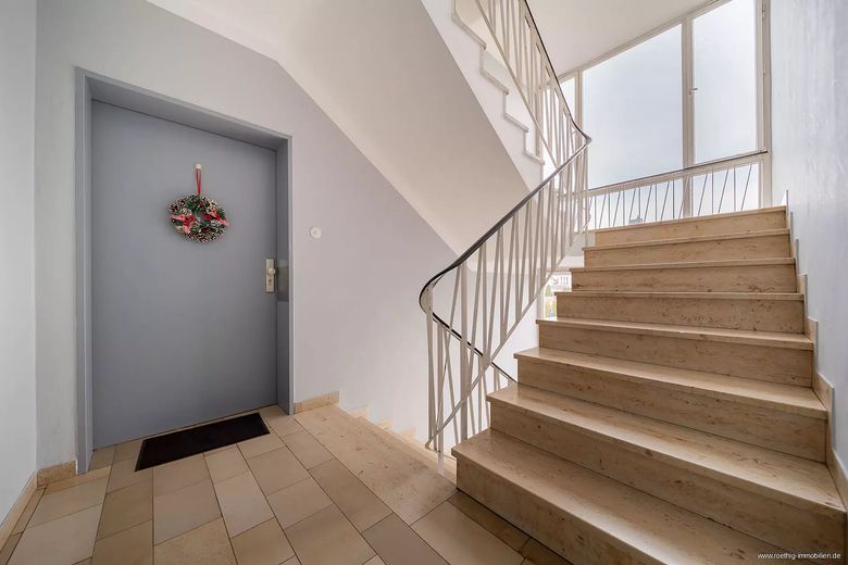 Construction neuve sous les combles, Ingolstadt-Nordost : 3 appartements libres immédiatement, 1 loué – sans commission – Treppenhaus