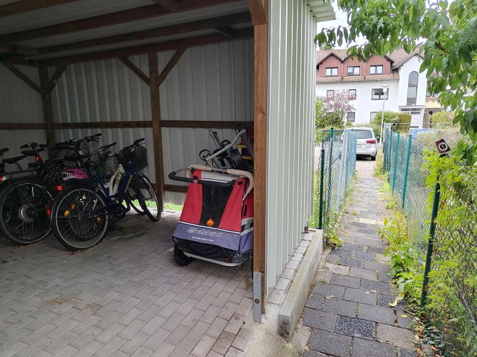 ruhige 4-Zi-Whg (ca. 95qm) mit Terrasse und Garage – Fahrradabstellplatz