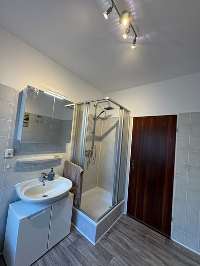 Von Privat, 2 ZKB + offenes Studio, Abst.-R., EBK, Waschtrockner, 1. OG, Carport mit AR, Terrasse – Bad