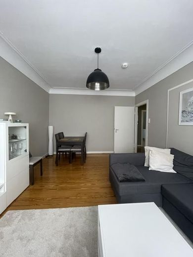 Sehr schöne 3-Zimmerwohnung mit Balkon in Eller! Bad mit Tageslichtfenster – Wohnzimmer