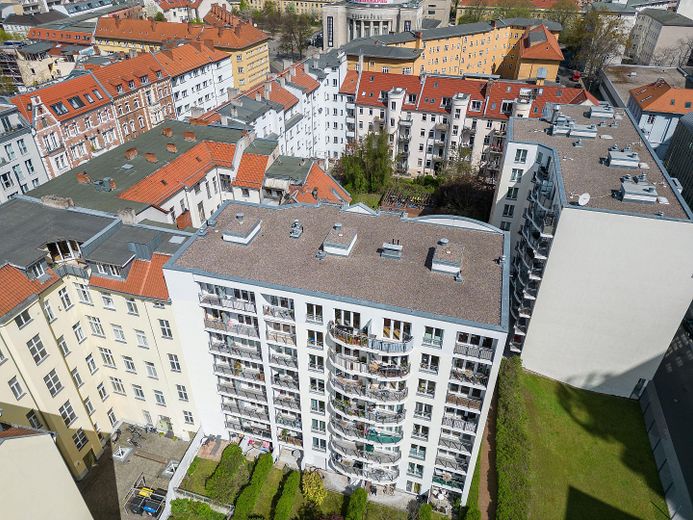 Alexanderplatz: 3 Zimmer, EG, eigner Garten, TG, Möbliert, Doorman – Rückansicht