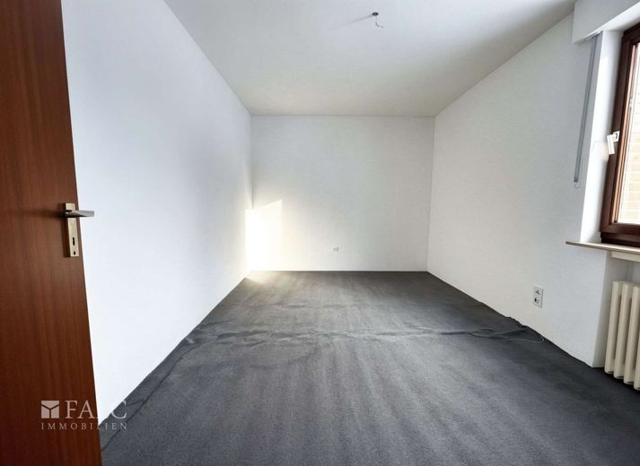 Großzügiges Zweifamilienhaus mit vielseitiger Nutzung in gefragter Wohnlage – Schlafzimmer Einliegerwohnung