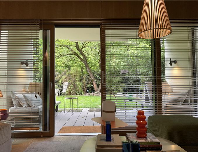 Blick aus Wohnzimmer in Garten