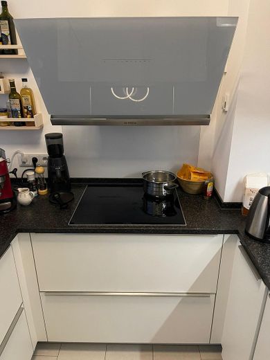 Küche mit Induktionskochfeld