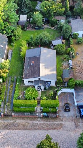 Oasi verde nell’idilliaca Zernsdorf su 1.130 m² con laghetto, sauna e serra – Objektübersicht