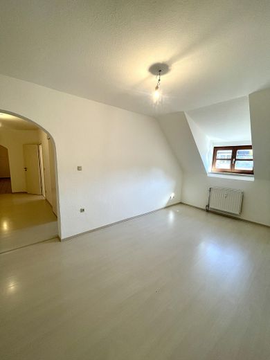 Bezugsfreie Dachgeschosswohnung im Altbau in attraktiver Lage – Wohnraum