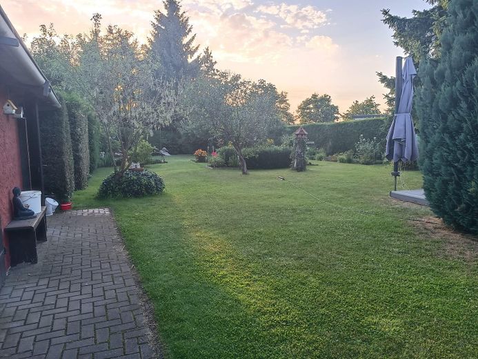 Viel Platz in Güstrow 190 m², großes Grundstück, Pool & Werkstatt – Gartenblick aus Richtung Haus