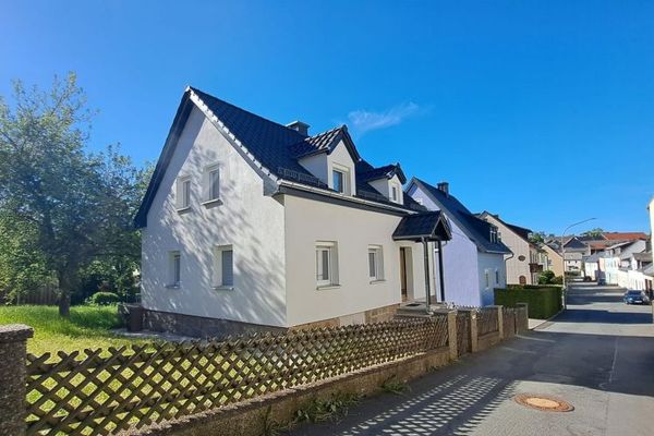 ORA IN ESCLUSIVA SENZA PROVVIGIONE: Affascinante casa unifamiliare parzialmente ristrutturata a Köditz - garage - nuova terrazza - giardino