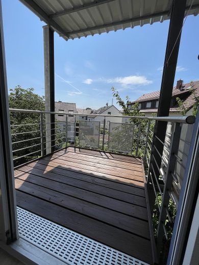 Güneybatı balkonlu, aydınlık ve yeni tadilat görmüş dubleks daire; sakin konumda – Balkon