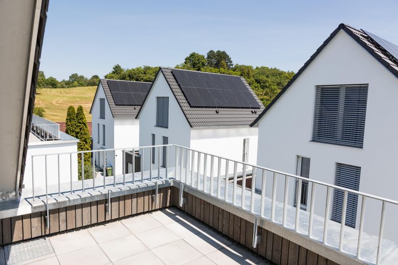 Besondere Maisonette-Wohnung (5,5 Zimmer) mit Balkon, EBK und Stellplatz – Ausblick Terrasse DG
