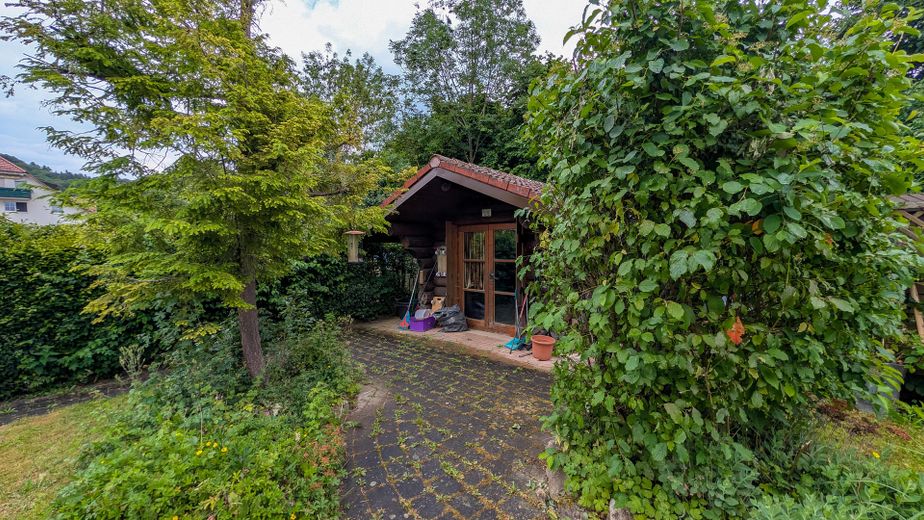 Ruhige Lage, charmantes Einfamilienhaus in kanadischer Rot-Zeder-Bauweise mit großem Garten – Foto 13